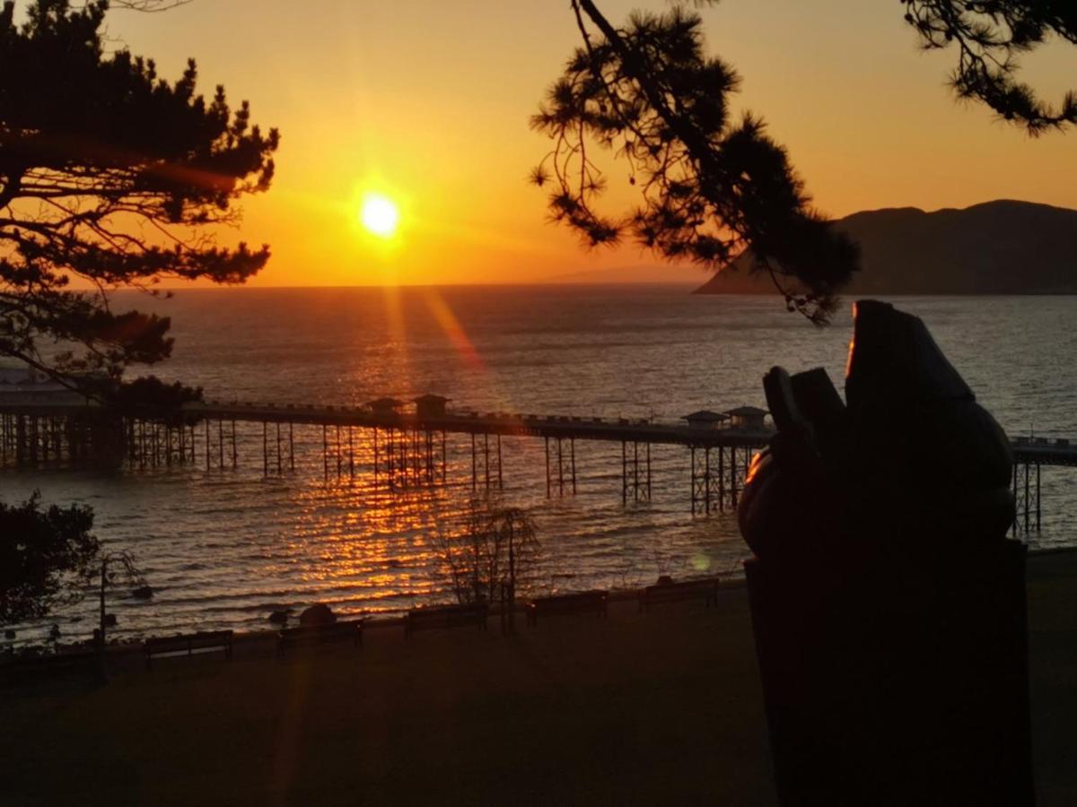 Bron Orme Private Hotel Ландъндо Екстериор снимка