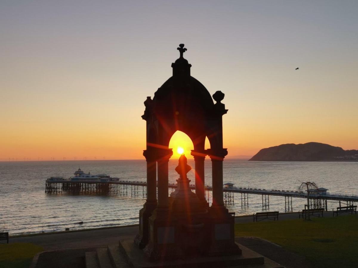Bron Orme Private Hotel Ландъндо Екстериор снимка