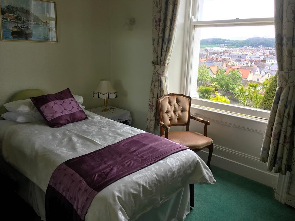 Bron Orme Private Hotel Ландъндо Екстериор снимка