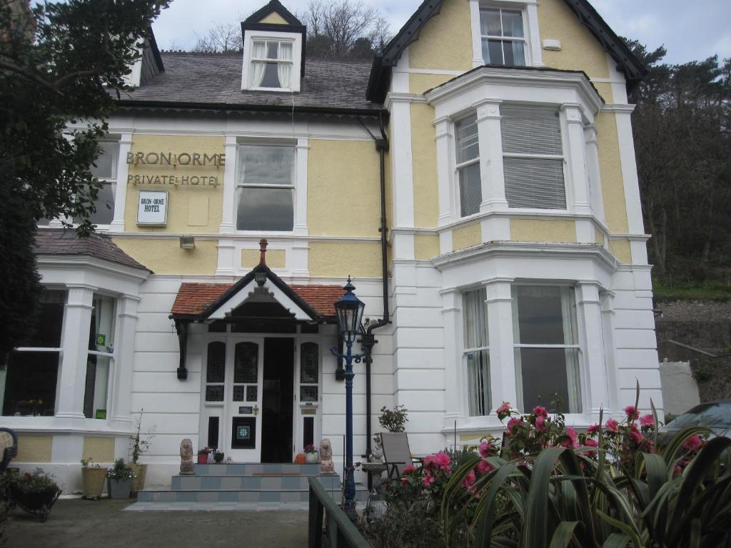 Bron Orme Private Hotel Ландъндо Екстериор снимка